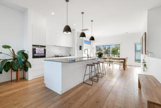 ALMA - sun filled stylish beach house - Torquay - 4