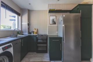 Spacious 3BR Home Huge Garden Free Parking - Strawberry Hill - 1