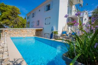 Apartments - House Monarch - beach, center & shared pool access - Sutivan - 1