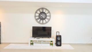 4 Bedrooms apartment with pool and beach access - Ajman - 2