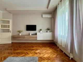 Central Apartment Close to Everything - Novi Sad - 6