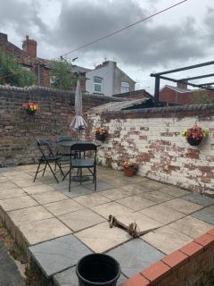 Cosy 2 bedroom home sleeps 5 St Helens, Liverpool contractors welcome - Liverpool - 5