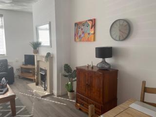 Cosy 2 bedroom home sleeps 5 St Helens, Liverpool contractors welcome - Liverpool - 8