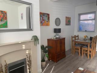Cosy 2 bedroom home sleeps 5 St Helens, Liverpool contractors welcome - Liverpool - 9
