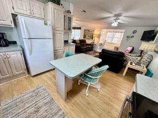 2b 2ba home is situated on a prime corner lot N564 - Jensen Beach - 1