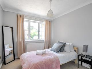 Spacious, Garden home by Walton Station - Pass the Keys - 6