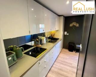 Large 4 Bed Home With Free Parking - Burton upon Trent - 2