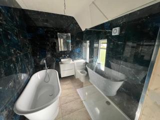 Luxury 3 bed house with off road parking for 2 cars, garden, 10 minutes from city-centre - Liverpool - 1