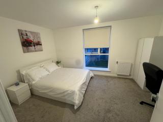 Spacious en-suite room near Rainham & Dagenham - - 8