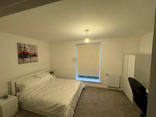 Spacious en-suite room near Rainham & Dagenham - - 4
