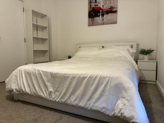 Spacious en-suite room near Rainham & Dagenham - - 3