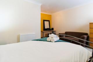 Cambridge 4 Bedroom Sleeps 9 Wi-Fi Garden, LONG STAYS ACCEPTED- Orchid House - 1