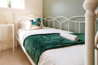 Cambridge 4 Bedroom Sleeps 9 Wi-Fi Garden, LONG STAYS ACCEPTED- Orchid House - 6