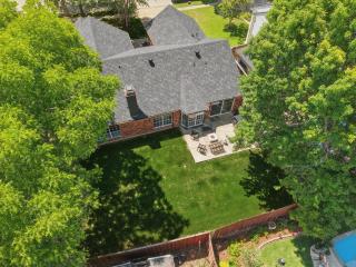 4-BD 2-BA Luxe Modern Gem with Foosball & Firepit - Grand Prairie - 6