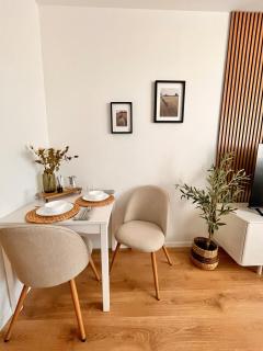 Elyra Airport Apartment - - 6