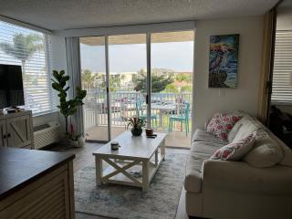Sun and fun! Adorable 1 bedroom condo on the beach - 3