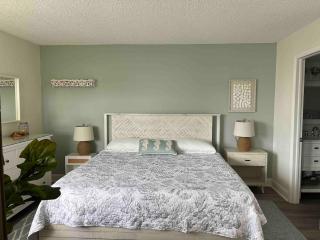 Sun and fun! Adorable 1 bedroom condo on the beach - 1