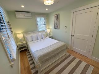 Prime Location! Renovated House! 6 Bed4 Bath - Newport - 2