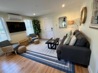Prime Location! Renovated House! 6 Bed4 Bath - Newport - 3