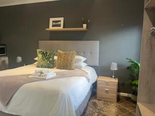 Luxury Suites on Santorini - East London - 9
