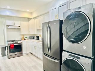 Newly Built Stylish Modern 2B In LA - North Sherman Way - 8