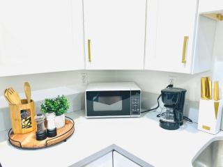 Newly Built Stylish Modern 2B In LA - North Sherman Way - 5