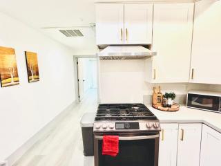 Newly Built Stylish Modern 2B In LA - North Sherman Way - 3