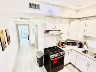 Newly Built Stylish Modern 2B In LA - North Sherman Way - 2