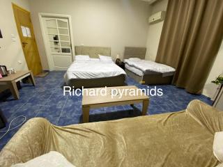 Richard Pyramids inn hotel - 1