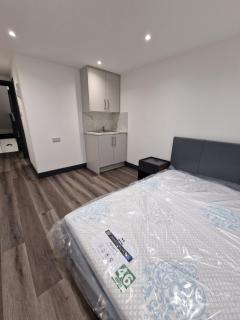 Lovely 6-bed home, all en-suite, with large garden - Yiewsley - 4