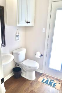 Serene Lakefront Retreat with Luxurious Comforts - Frisco - 5