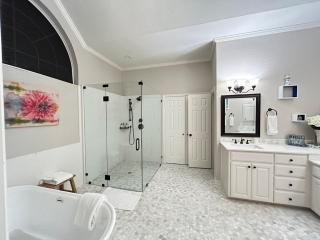 Serene Lakefront Retreat with Luxurious Comforts - Frisco - 1