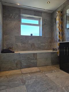 An inviting, spacious and bright 3 bed house - Hendon - 3