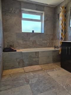 An inviting, spacious and bright 3 bed house - 3
