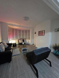 An inviting, spacious and bright 3 bed house - Hendon - 3