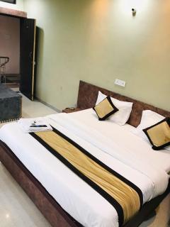 HOTEL ReD BA SUHAG - Indore - 1