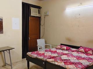 Kanha ji Hotel - Noida - 4