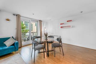 Riverside Apartments with Balcony, 1 Min Walk to Vauxhall Station - 0