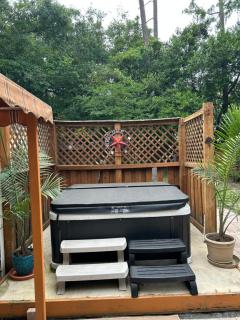 3 Bedroom Cozy Cottage with fenced in backyard and hot tub 4 miles to the beach - 0