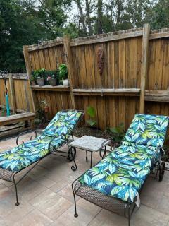 3 Bedroom Cozy Cottage with fenced in backyard and hot tub 4 miles to the beach - Wilmington - 4