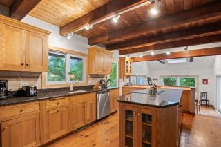 Walk to Beach w Roof-Level Deck - Truro - 4