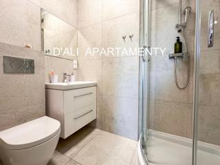 Komfortowy apartament D'ALI w doskonalej lokalizacji z trzema sypialniami i trzema lazienkami oraz dwoma miejscami parkingowymi - Poznań - 1