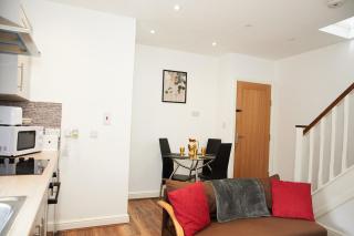 Bright duplex one bedroom spot - Leeds - 1