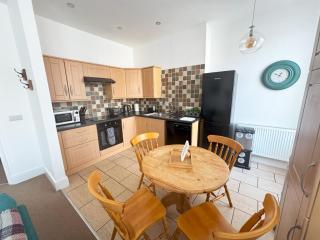 Private Parking, Central Llandudno, King Bed with Ensuite at Clement Lodge - 6