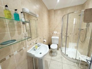 Private Parking, Central Llandudno, King Bed with Ensuite at Clement Lodge - 1