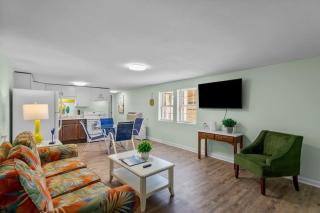 Sand Dollar Suites. Suite 2. A short stroll from our sandy shores - Carolina Beach - 9