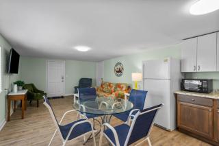 Sand Dollar Suites. Suite 2. A short stroll from our sandy shores - Carolina Beach - 2