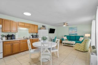 Sand Dollar Suites. Suite 4. A short stroll from our sandy shores - Carolina Beach - 9