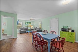 Sand Dollar Suites. Suite 5. A short stroll from our sandy shores - Carolina Beach - 2