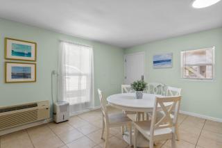 Sand Dollar Suites. Suite 4. A short stroll from our sandy shores - 6